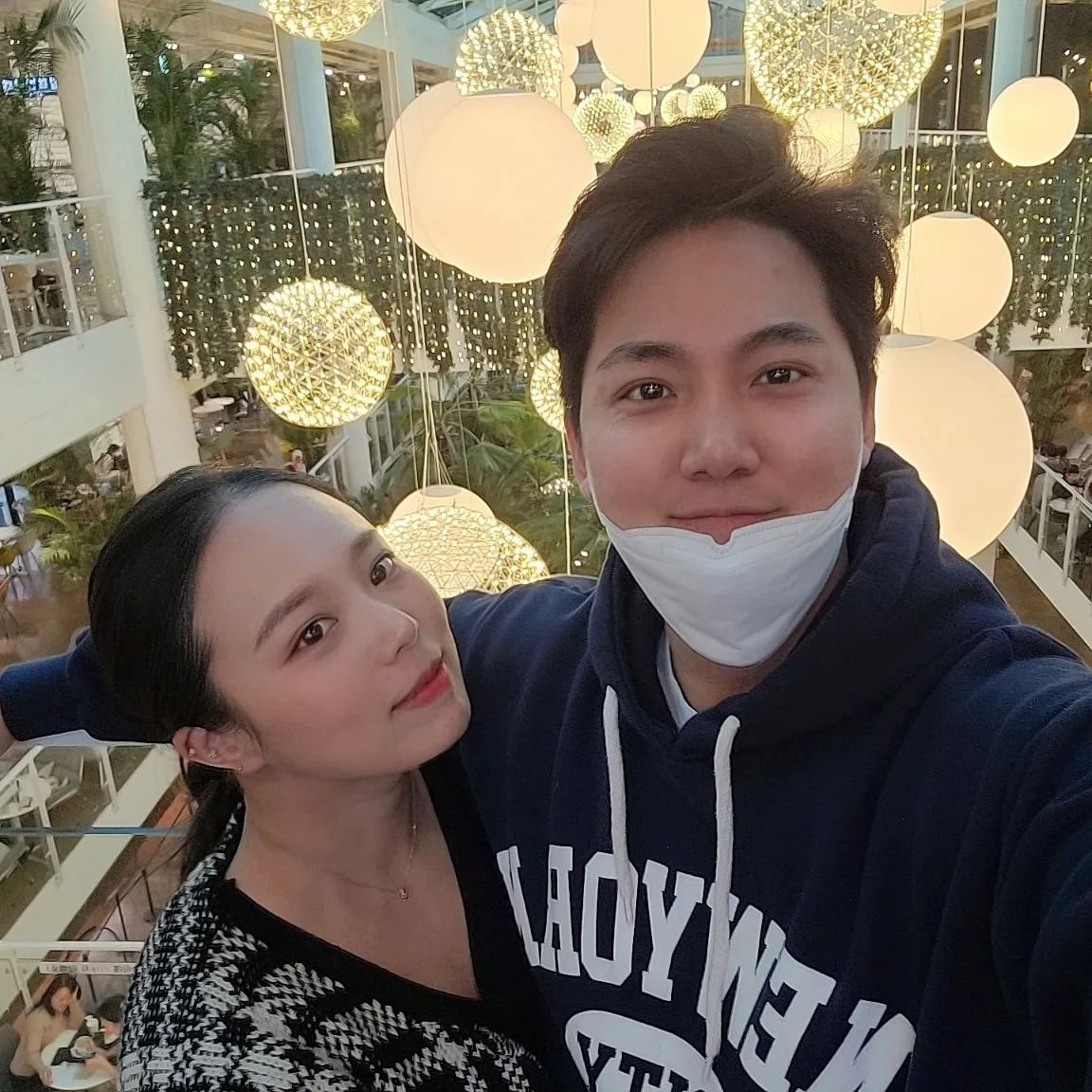 .
지-인짜! 오랜만에 투샷❣️
.
속쌍꺼풀👉겉쌍꺼풀이 되어서
얼굴이 너무 느끼해졌다면서
사진 잘 안찍어주는 오빠😂
.
속쌍꺼풀인지 겉쌍꺼풀인지
나는 그런 건 잘 모르겠고
내 눈엔 오빠가 최고야👀
.
#럽스타 #럽스타그램 #데이트 #데이트그램 #사랑 #사랑그램 #사랑중 #주말데이트 #사랑해 #사랑해그램 #사랑스타그램 #loving #연애 #연애중 #커플 #커플그램 #커플샷 #부부 #부부스타그램 #10년차커플 #10년째연애중 #부부일상 #일상 #일상그램 #데일리 #데일리그램