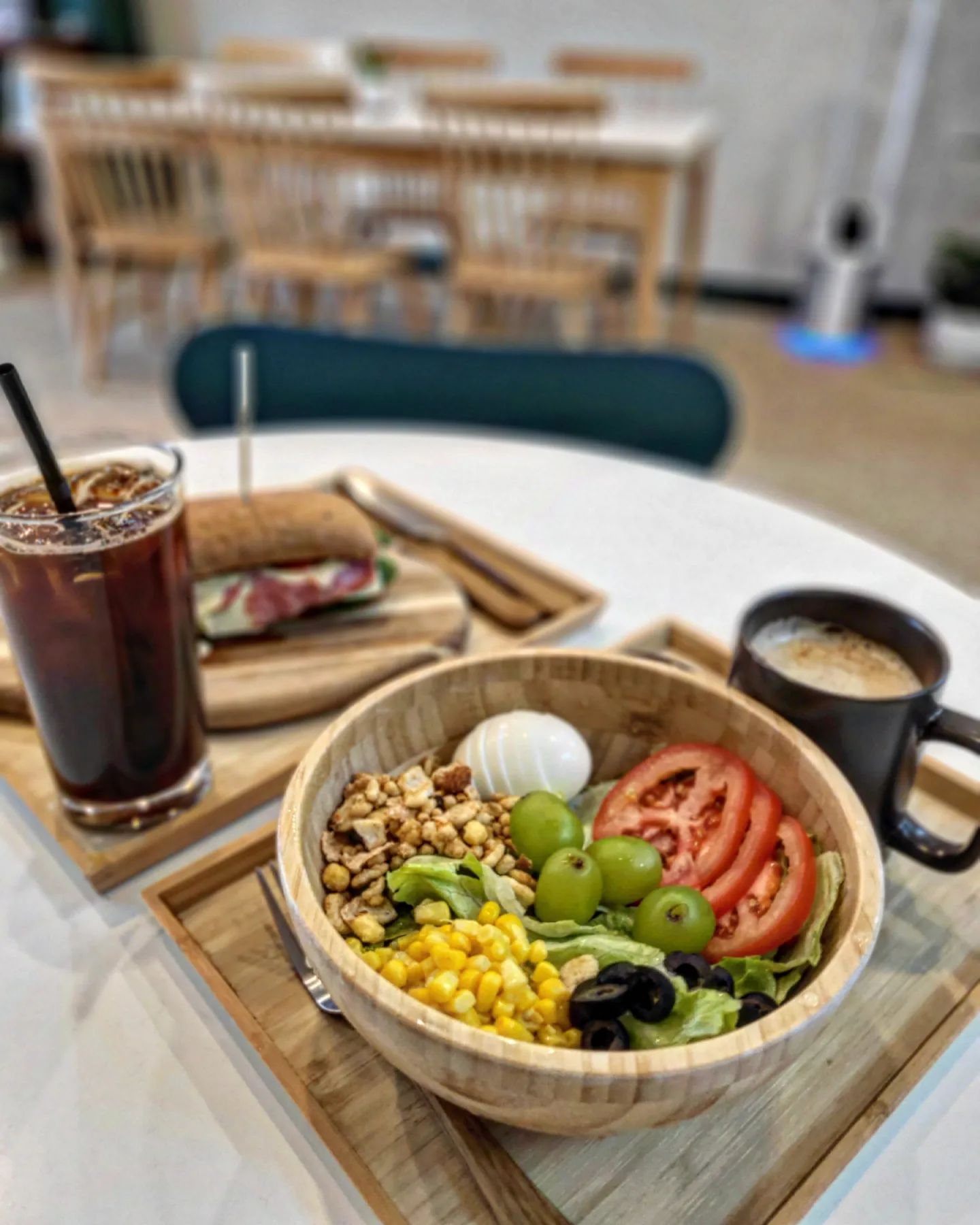 샐러드가 너무 맛있는
#라보떼카페

아보카도 샐러드 주문했는데..
아보카도 맛이 덜 들어서 샤인머스킷으로 대체해 줬어요 ㅎㅎ
무엇보다 소스가 대박!!!!!
다음엔 진짜 아보카드 샐러드로ㅠ먹어보고 싶어요 ㅎㅎ

참!! 샌드위치도 든든하니 맛있어요 ㅎㅎ
그래도 내 맘속엔 샐러드가 No.1