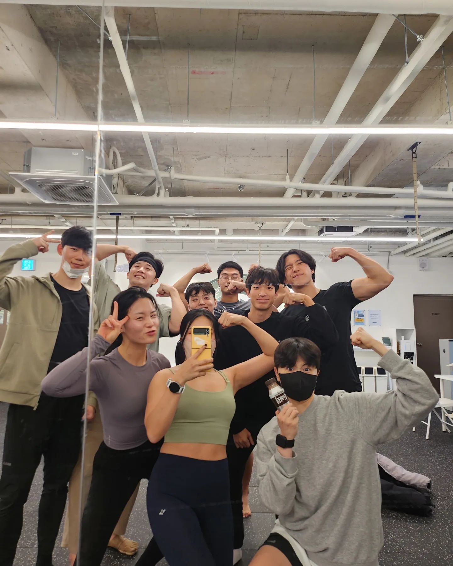 #오운완 1차

주말에 잘 먹어둔 음식들
급찐급빠로 온 운동살롱

역시 재밌고 새롭고 짜릿해🙈🙉🙊

마지막 7분을 서킷돌리면서
대표님이 더 강도를 올려야한다고
버피를 추가해주셨는데
역시 버피지옥...이었습니다...😁

다른 쌤들 인스타아이디 검색했는데
안뜨네유😂😂
즐거웠고 다음 운동살롱때 
뵐수있음 봬용😤👐