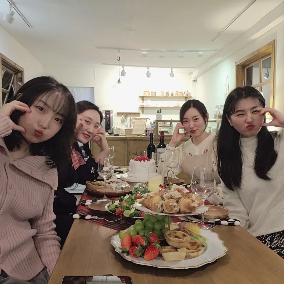 ⠀
🗓이사 D-2

서울에서 보내는 마지막 주를 행복하게 채워준 내 사람들❤️

시간이 어떻게 가는 줄 모를만큼 즐거운 순간들이었다⏱️

중간에 예상치도 못 한 만남까지 있어 더 기억에 남을 일주일

만나지 못한 사람들이 훨씬 많아 아쉽지만
다들 자주 못 봐도 오래 볼 사람들이니 다음을 기약하는걸로😚💛