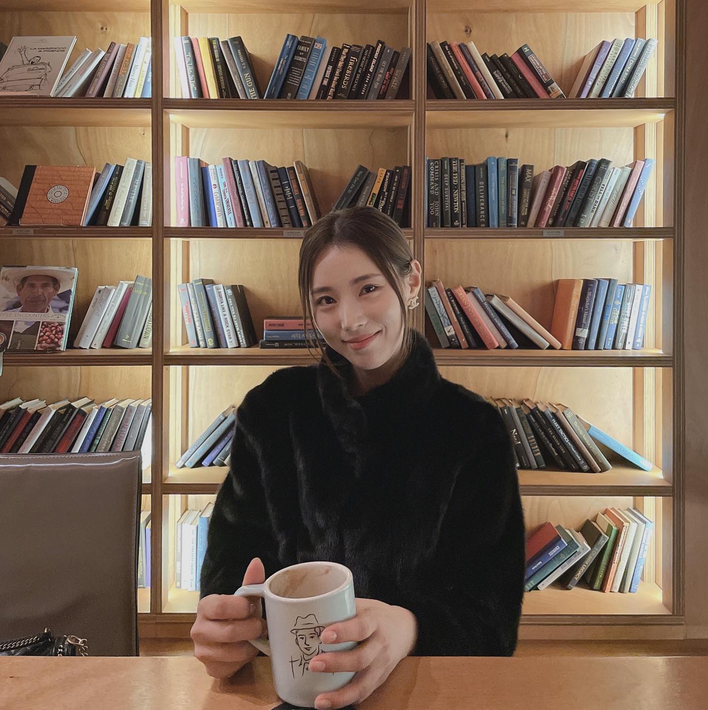 라떼맛집☕️🍩

몇일전 시네언니가 데려가 준 코히집🍪🫖
아늑해서 좋고 사진 잘 나와서 좋고🥰

영상찍으니 옛날생각이 문득문득😆
연말에 산타 영상 하나 또 찍쟈아🧑‍🎄🧑‍🎄

#청담카페 #압구정카페 #논현동카페 #서울카페추천 #라떼맛집 #커피맛집☕️ #맷카페 #마들렌맛집 #휘낭시에맛집 #디저트카페 #ootd #오오티디 #coffeetime #카페스타그램 #딸기케이크🍰 #데일리룩