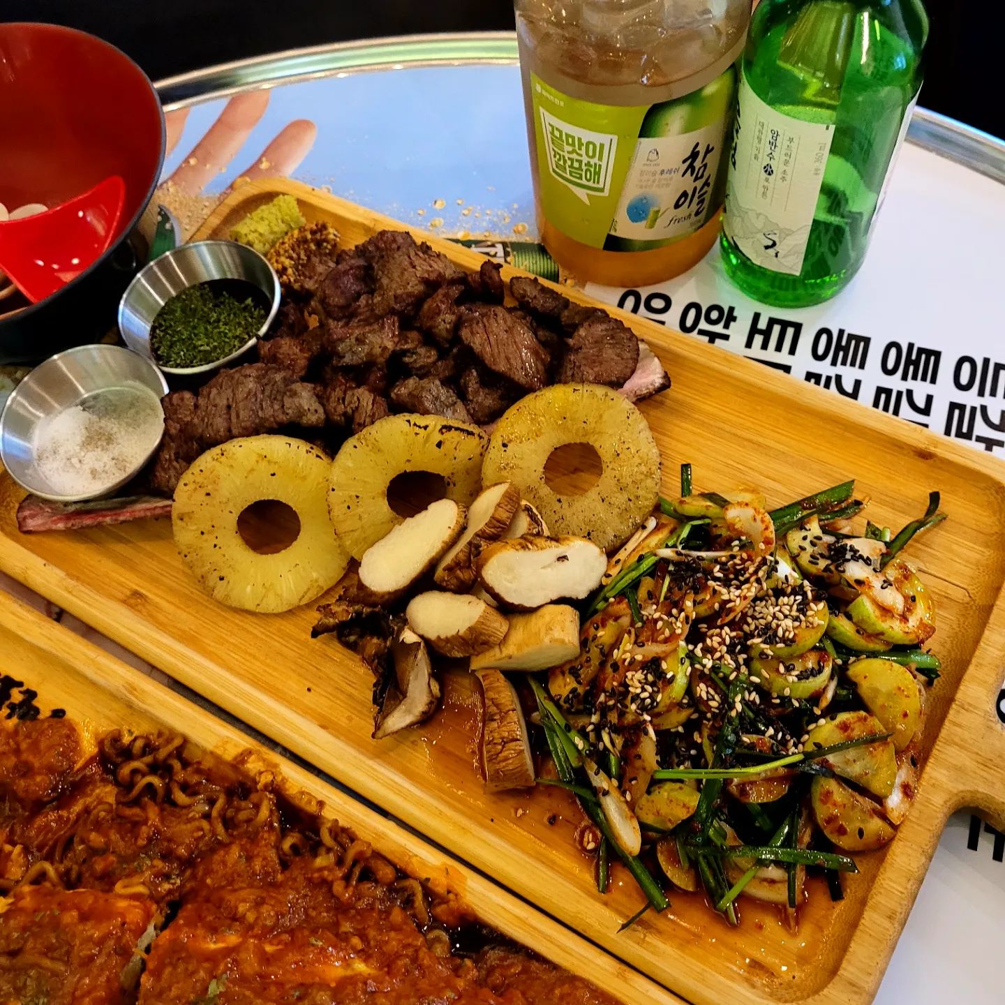 술 마시러 갔다가 배 터져서 집 들어온 날  계란말이와 짜파게티를 한 번에 먹을 수 있다니‼️ 계란말이 위에 덮여있는 토마토 베이스인 고기가 듬뿍 갈려있는 소스가 진짜 찰떡👍🏻👍🏻짜파게티 계란말이와 아란치니를 동시에 먹는듯한 맛🥰 한입 가득 넣고 먹는게 제일 행복한 맛도뤼 폭풍 숟가락질🤤 우대갈비도 꿀맛👍🏻
 조개탕은 말해 뭐해 시원 칼칼 😍

🍺 낭만포차 🍺
📍위치:경기 고양시 일산동구 무궁화로 43-15 107호
✔️OPEN:(매일) 16:00~04:00
휴무 ❌(시간 네이버 참고)
#내돈내산 #협찬아님 #광고아님