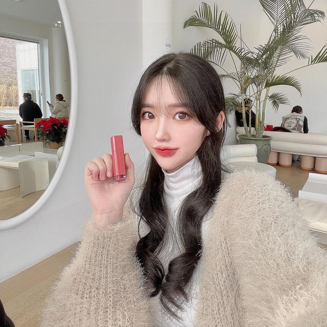 김소명 on Instagram: "#광고 트렌디한 컬러감으로 어떤 분위기에도 잘어울려 ෆ⃛ 촉촉하게 스며들어 뽀송하게 마무리 되는 블러틴트 발라줬어요❤️ 가벼운 수분 제형이라 부드럽