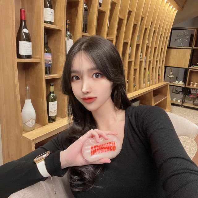 김소명 on Instagram: "#광고 겨울엔 손 시렵지않게 핫팩 꼭 챙기기 ❄️ 금속칩을 누르는 순간 바로 발열이 되는데 한 손에 쏙 들어오는 사이즈라 손에 꼬옥 쥐고 있으면 따뜻 그 자