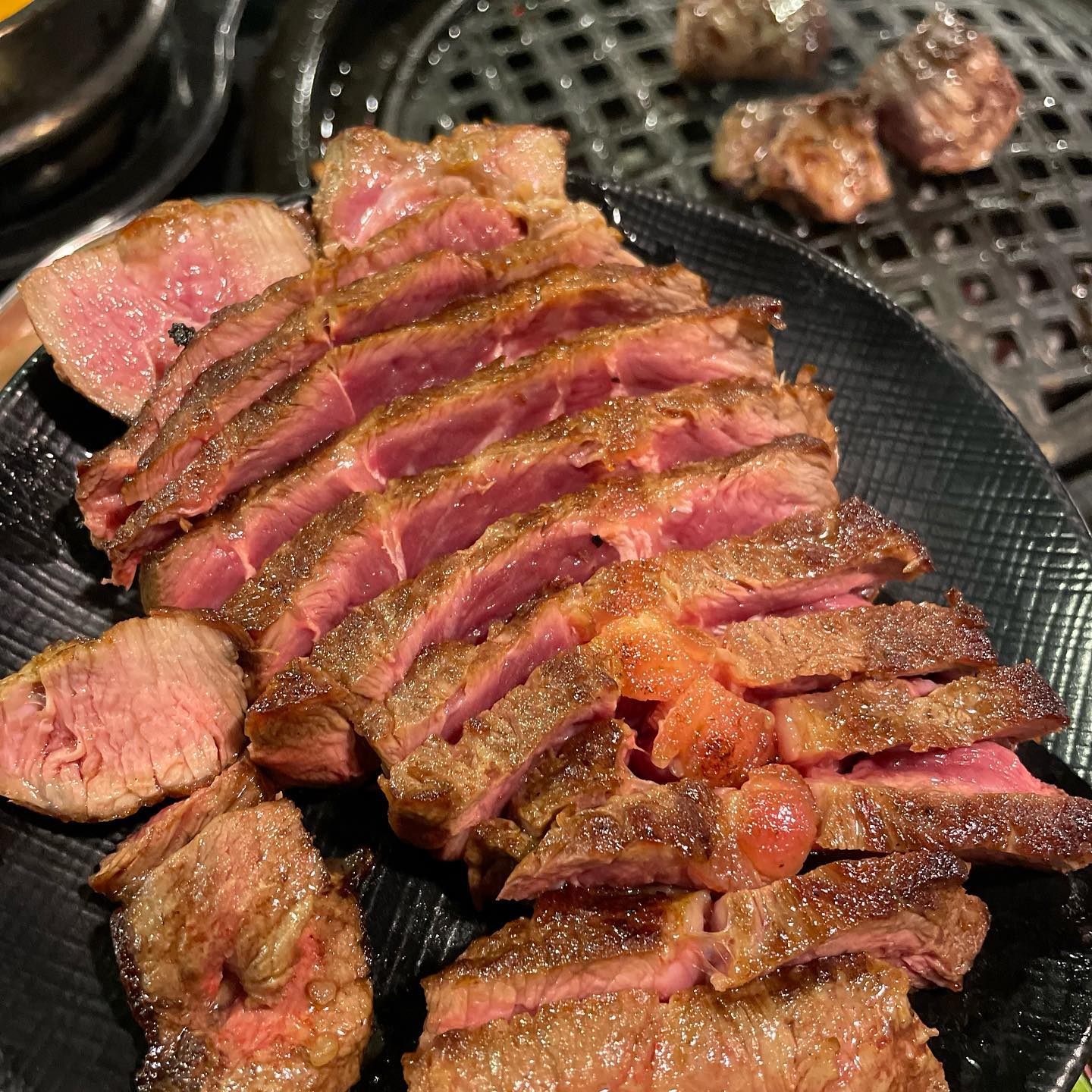 [수원역 검은소새끼] 🐄
⠀
내가 올해 이렇게 맛있는 소를 먹어본 적이 있던가
이런 검은소새끼가 이렇게 맛있을 수가 있나
⠀
2치 숙성한 블랙앵거스를 숯불에 구우니
맛이 배의 배가 되는 것 같았다.
⠀
소의 초고급부위를 좋은 가성비에 먹어볼 수 있다.
부드럽고 쫄깃하며 고소하고 담백하다.
모든 맛들이 소고기에 들어있는 것같다.
⠀
원래는 양념을 항상 찍어먹는데,
여기 소고기는 양념을 찍기에는 너무 아까운 맛이었다.
깔끔하게 소금과 후추로만 먹어도
육즙이 입안에서 폭죽놀이한다.
⠀
눈이 내리지 않았지만
검은소새끼를 먹은 날 내입에선 함박눈이 내렸다.
⠀
⠀

⠀
⠀