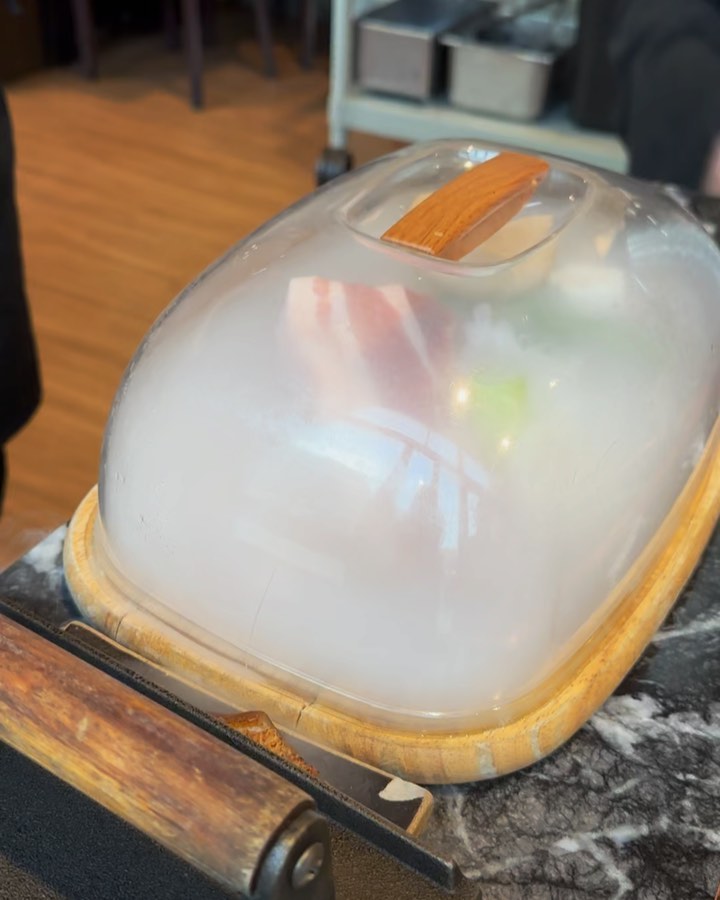 #또리먹방 #동래맛집

회식으로 직원들이랑 간 #마장동김씨 
처음 고기나올때 사진찍으라고 
이벤트 해주시는 느낌 굳굳!!

고기도 큼직큼직해서 맛스럽지만
여자들에겐 초큼 큰? 고기라
조금 얇게 짤라줬으면 좋겠다는 생각이 들었어요 

예약하고 가면 15분안에 주문하고 풀테이블시 시간제한이 있다는게 조금 그랬지만 평일 저녁에 방문해서 괜찮게 즐기고 왔답니당 ~

#고기맛집 #고기스타그램 #부산고깃집 #동래고기집 #동래밥집 #부산동래 #동래구 #부산데이트 #부산회식 #동래회식 #교촌회식