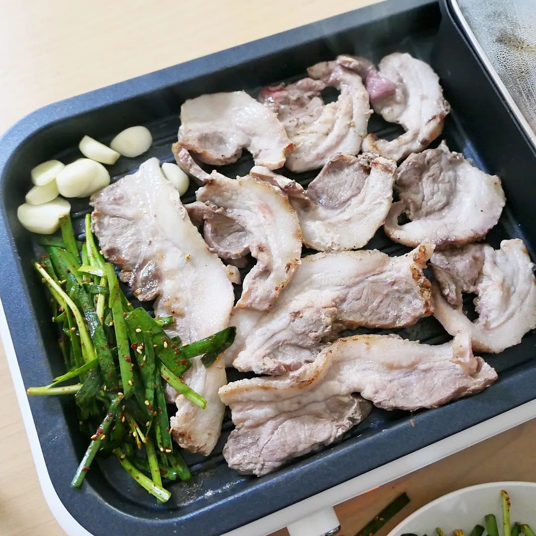 삼겹살, 목살보다 더더 맛있는 #뒷고기 #돈두삼겹 #돈두롤
집에서도 간편하게 먹을 수 있게 진공 포장이 되어온다
냉장해동 후 후라이팬이나 그릴에 구워먹으면 편하게 먹기 좋고 캠핑 음식으로도 안성맞춤👍

#뒷고기 #돼지곱창 #돼지뒷고기 #돼지머릿고기 #캠핑요리 #캠핑음식