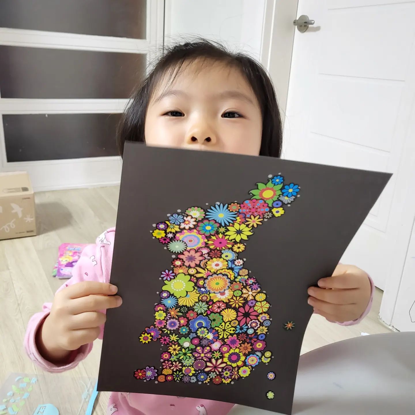 ✨️엄마표 미술놀이✨️

그렇기엔 너무 쉬운 스티커놀이🤣

✅️사연은~~ 이렇습니다

미술학원에  가고싶다던 하늘이가~~

낯가림도 있고,
친구도  없다고 하니. 
미술학원을 안 다니겠다는 ;;;;

미술학원선생님한테  간다고 약속까지 했었는데,,,,, 
엄마는 참... 이럴때  민망스럽답니다 😭

학원보내고  개인시간을 더 가지고 싶었던 못된 마음을 가지 있었는데 

낯선환경이 싫다는  아이에게 
욕심을 부려 1주일에 1회의 미술을  약속 🤙

엄마 전공이  미술인디.... 
미술학원 쌤도~~~~ 과거에 했었는데~~ 
트렌드는 못 따라가도 

너의 1년 미술은 (52회)
책임져보겠다고  다짐해봅니다

미술학원을 얼마나 다녔을지 알수 없지만 
학원비를  재료비로 쓰겠다고 ㅋㅋㅋㅋ🤣

😁엄마 미술학원은  1년동안 끊을수 없을거라는거 ㅋㅋㅋㅋ 

게으른 엄마지만  주1회 미술쌤이 되어줄게~~~ 😊
💖💖💖

#엄마표 #미술학원 #스티커놀이 #엄마표미술 #쿠팡의도움 #다음주는 #계획표가필요해 #52주 #1년프로젝트 #육아맘 #가정보육