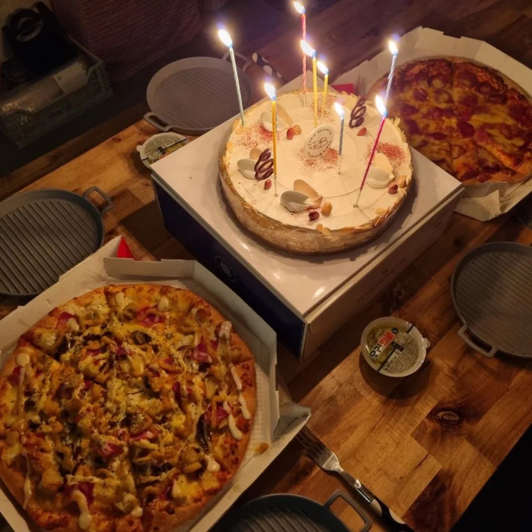♡ 주말 ♡

어머님 생신이라 둘째 손자가 산 생일케이크 🎂
할머니가 맛있다며 넘 좋아하심 

주말엔 백수놀이하는 아들님들 위해
아빠가 턱밑까지 배달해주는 컵라면🍜
맛있지요 ?
즐거우시고요 ?
사춘기아이들을 위해 pc방놀이해주시는 아버님 멋지시네요 👍

#사춘기 #아들맘
#제속은타들어가요 
#pc방놀이 #웬말이냐 
#주말프리 #언제까지 #하는거야 
#방학이 #얼렁 #오길 #바래
#파리바게트 #아몬드.호두케이크
#도미노피자 #페페로니 #우리고구마피자
#신라면 #컵라면