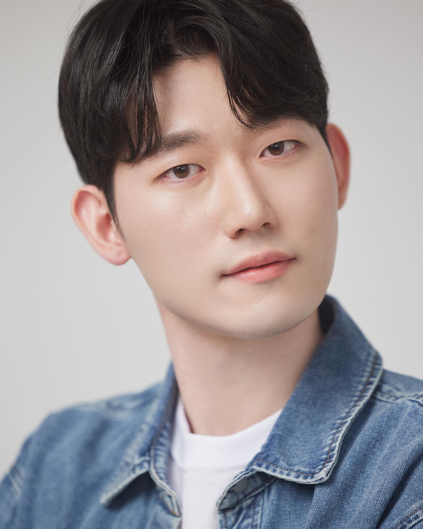 처음으로 찍어본 프로필사진
컨셉 ver.2
.
.
.
저번에 골라 주신분들 감사합니당~🤗
저도 2, 4번 중에서 고민했는데 청자켓이 좀 더 낫다고 하시더라구요🤔

무엇보다 작가님왈 체크는 되도록 피하는게 좋다고..

⚠️혹시나 프로필 찍으실 분들! 체크는 피해주세요! 무늬가 없는게 얼굴을 더 돋보이게 한다고 합니다! 
꿀팁🍯~.~

.
.
생각보다 청이 잘 어울리는 것 같던데~청으로 유명한 브랜드가 뭐가 있더라🤔
.
.

#seoraestudio#배우프로필#연극영화과#강남프로필사진#화보#캐스팅#스냅모델#단편영화#장편영화#상업영화#독립영화#엔터테인먼트#광고모델#영화#드라마#배우#청순#청순컨셉#청순한남자#이미지단역#포카리스웨이트#이니스프리#쿨톤#movie#drama#model#bts봉준호손흥민minseongkangletsgo#levis#calvinklein#guess
