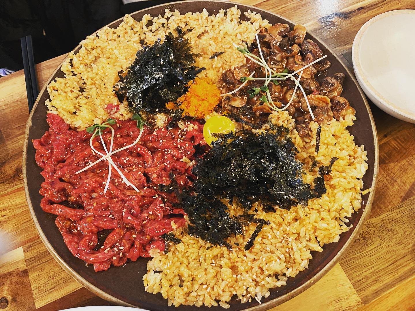 요즘 제일 핫한 #옥련동술집 이라 쓰고 #옥련동밥집 이라 부르고 싶은 #마을회관옥련점

#옥련동맛집 찾다 발견한 
#옥련동안주맛집 으로
#옥련동가성비술집 으로 추천

원래 #보쌈한판 이 최애메뉴인데 이날은 #석화 #육회꼬막비빔밥 
#옛날돈까스 #삼겹두부김치 까지
배터지게 먹고 왔어요.

저녁식사겸 술한잔 하고 싶을때 최고네요.
Feat.떡볶이랑 알새우칩은 기본안주