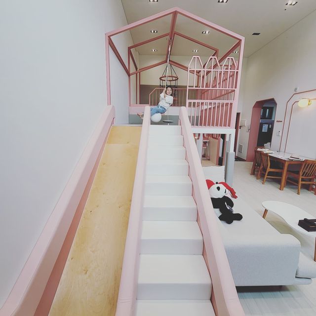 스테이홀릭 on Instagram: "핑크에 진심인...잼난다 우리 딸
#청도굿스파키즈풀빌라 #딸바보 #딸바보그램 
#일상소통 #데일리그램"
