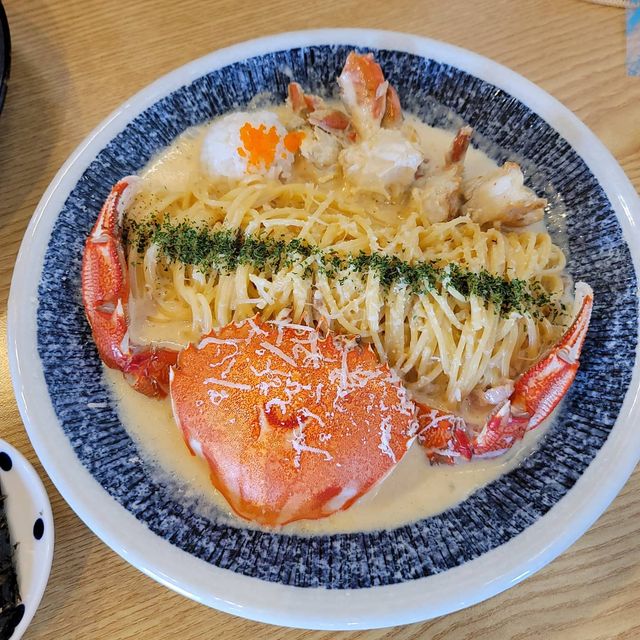 스테이홀릭 on Instagram: "맛있네용 
#마루나치킨 #고무마치즈고로케 
난 못먹는 #딱새우장 #황게크림파스타 #마루나돈카츠 #제주도 맛집 #제주도여행"
