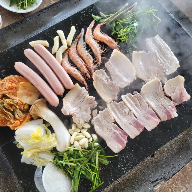 스테이홀릭 on Instagram: "오늘 점심 #맛점 #점심메뉴 #삼겹살맛집 #잘먹었습니다 #장작"