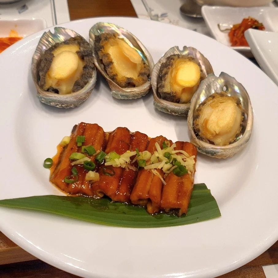 지난주 수원역 근처 결혼식장에서 먹은 맛있는 한상차림 뷔페 요리🥰
#파티웨딩유 #한상차림

저번주에는 평소 좋아하던 샘이 결혼식을 하는 날이어서 아침부터 부지런히 준비해서 다녀왔었다😘

행복한 결혼식에 축하하며 시진을 찍고 연회장으로 올라가자 맛있는 한상차림과 소규모의 뷔페가 마련되어 있었는데🤗

탱글탱글한 전복구이와 양념이 잘 배인 장어

한 개만 먹어도 배가 든든한 떡갈비와 부드러운 육회

바삭한 크림새우와 신선한 연어와 광어회

짭짤하니 국물까지 싹 비운 뜨끈뜨끈한 갈비탕까지

전반적으로 음식들이 정말 다 맛있었고 상도 전복 장어를 제외하고 한번씩 리필할 수 있어서 좋았고💘

아쉽게도 수다의 장이 열려서 뷔페사진은 찍지 못했지만 수육, 전, 떡, 케이크, 음료들이 정갈하게 마련되어 있어서 알찬 느낌이었다🤩

음식점으로 따로 운영한다면 사먹고 싶을 정도로 하객으로써 너무너무 만족스러운 한끼였다❤

💟 수원 파티웨딩유
💟 경기 수원시 권선구 세화로 218
💟 웨딩홀 주차 O (수원역 셔틀버스 운행)

#웨딩뷔페 #한상차림밥상 #수원역맛집 #수원맛집 #수원역웨딩홀 #수원웨딩홀맛집 #수원웨딩홀 #맛스타그램😋 #먹스타그램🍴 #먹스타그램🍴