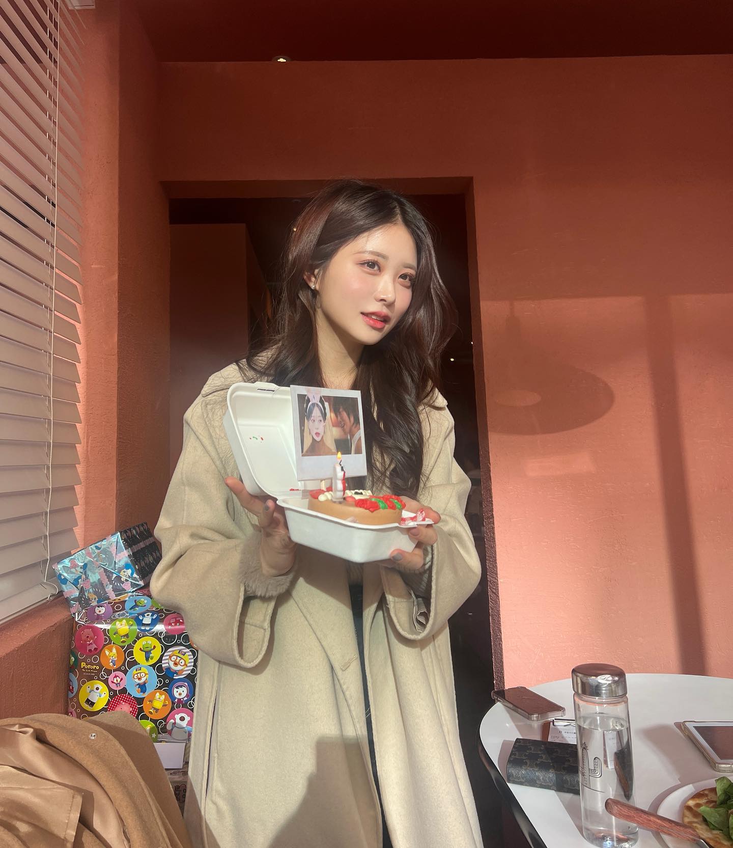 Ya ~!!!!!!!!!!!! 친구들, 가족들 덕에 너무 행복한 2022 연말 ••🥹 이제 한 살 더 먹는건 슬프지만 그래도 행복해 왜냐면 1월에도 좋은 일이 많기 때문에 🤍
그리고 사진찍는 나를찍는 송승연 ㅎ