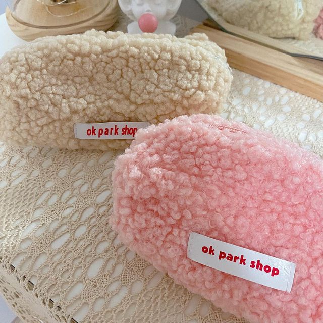 쩡🐰 on Instagram: ". #광고 @hash.up 요즘 같은 계절에 너무 잘 어울리는 귀여운 뽀글이파우치가 생겼어용🙈 몽글몽글한게 자꾸만 손이가🤎 사이즈도 적당한데, 수납력까지 좋쟈나쟈나~~ 보부