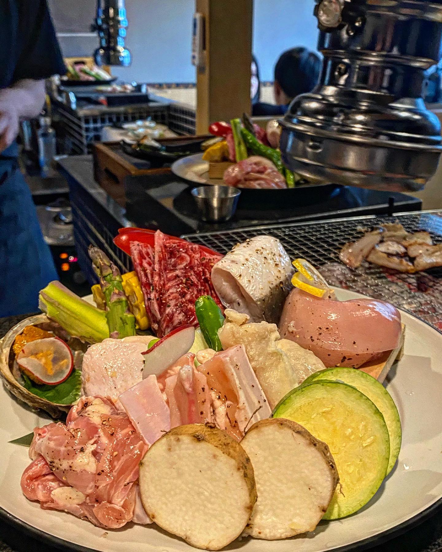 #용산맛집 #로바타탄요
⠀
✔️ 탄요코스
⠀
분위기, 맛 다 잡은 야키토리 발견했어요🌟
로바타탄요에 갔다면 당근 탄요코스를 주문해야쥬
오독오독한 식감의 닭연골부터 안심, 가슴살, 다리살 등
닭의 모든 것을 즐길 수 있는 코스 ! 🐔🍗
닭가슴살까지 녹아버려서 깜짝 놀랐다는 ,,, (´；ω；`)
닭 위주이지만 해산물과 소고기까지
다채롭게 즐길 수 있어서 더욱 좋았어욤 😋♥️
든든한 솥밥과 시원한 아이스크림까지
모든 코스가 다 만족스러웠답니댜 JMT 그 잡채 ㅠ
연말연초 모임, 데이트로 완전 강추 ! 🤍🤍🤍
⠀
🐷 용산 로바타탄요 🐷
⠀
#해니_용산 #해니_서울