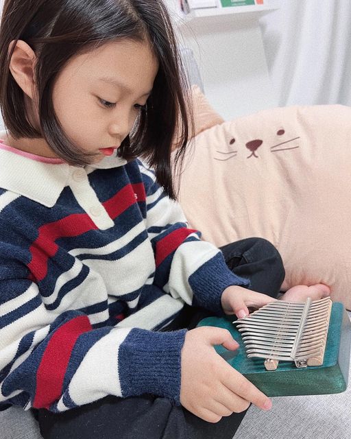 채이소이♥️ on Instagram: "#협찬 

채이가 사달라고 했던 칼림바 ෆ 
소리가 너무 이쁘다고 
엄청 탐내해서 
음계 알려줬더니 
바로 “무엇이 무엇이 똑같을까”
연주해서 엄마 깜놀했다는 🤣

가창이 안되는 거였구나….
음계는 괜찮구나 ㅋㅋㅋㅋ

보통 칼림바 구조상 끝음으로 갈수록
소리가 예쁘지 않은데 
럭키벨사의 칼림바는 끝음도 영롱하고 
너무 이쁜거 있죠 😘

언니가 댕댕 거리고 있으면
소이도 와서 서로 한다고 난리 😘

구매대행이나 병행수입이 많은 
칼림바인데 럭키벨 칼림바는 
x팡 수준의 빠른 배송🫶
저도 주문하고 하루만에 받았어요👍🏼

국내 배송이라 확실한 검수, 문의드리면 바로바로  답변 가능한 점도 좋았어요

구매링크 
bit.ly/3Ky6Hp4

#광고#칼림바#카림바#칼람바#칼리바#kalimba#칼림바악보#칼림바독학#취미악기#취미생활#럭키벨칼림바#럭키벨#취미#투명 칼림바#아크릴 칼림바"