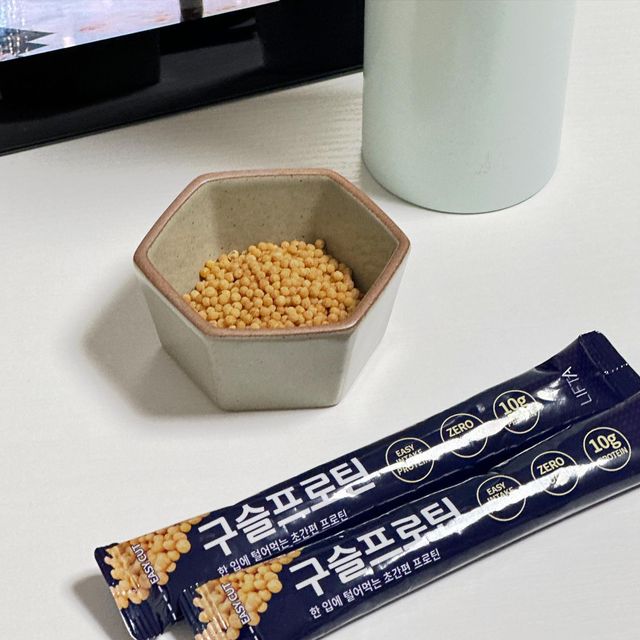 워니유 ꕤ 운동하는 뷰티 크리에이터 on Instagram: "#광고 @lifta_official 

한입에 톡~ 털어 먹을 수 있는 #구슬프로틴
가루 타입이 번거로웠던 분들이라면 집중
휴대성 좋은 소포장으로 들고 다니기도 좋고,
물만 있으면 챙길 수 있어서 너무 편해요😄

✅ 집, 회사, 운동할 때 언제든지 챙길 수 있어요!
더불어서 비린맛이 없어서 호불호 갈릴 일도 없겠쥬

3mm의 아주 작은 초미니 사이즈라서 먹기 좋고,
프로틴 가루 덜어서 쉐이크 만드는 과정을 스킵 할 수 있어서
진~~짜 간단하게 챙길 수 있는 제품이라고 자부 해요🫶🏻😙

1회 2포를 기준으로 20g의 단백질을 충족 할 수 있고,
고급 유청 분리 우유 단백질로 운동 직후에 
빠르게 흡수 된다는 장점도 있어요 💪🏻

📎 bit.ly/liftaofficial 
자세한 내용은 링크를 참고 하세효!

#광고#간편식단#프로틴바추천#보충제추천#테니스#크로스핏#다이어트#식단#바프#바프촬영#바디프로필#헬스타그램#다이어트식단#간편식단#헬스#필라테스#등산#요가 #단백질추천#보충제#프로틴바#단백질보충#단백질보충제#단백질쉐이크 #리프타"