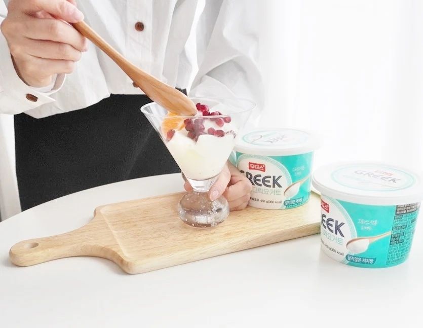 #광고 foodisgreek_official

요즘 제 #운동전간식 ! #후디스그릭요거트 위에 과일 올려 먹고 가면
정말 딱 든든하지요❤️
이번에 ‘후디스 그릭’이 런칭 10주년을 맞았다고 하네요 !!
플레인도 맛있지만 달지 않은 저지방 그릭요거트를 저는 더 선호하는데요
달지 않은데 과일 넣어 먹으면 딱 좋은 달달함이 되어 너무 맛있는 #다이어트간식 !

2배 농축 저지방 원유로 단백질, 칼슘이 2배나 들어간데다
인공첨가물도 전혀 들어있지 않아 #어른간식 #아이들간식 으로 모두 좋은~
냉장고에 넣어두면 위에 ‘유청’이 분리되서 자연스럽게 고여있는데요. 바로 이 유청을 짜내는 방식이 아닌 농축방식으로 만들어 유청 영양 손실이 없답니다!
그래서 먹을 때 요 유청까지 섞어서 먹는 것이 영양에 더 좋아요 +_+

질감도 쫀쫀해서 거꾸로 들어도 흐르지 않을 정도에요 ㅋㅋ
요즘 집에 석류가 들어와 함께 먹고 있는데 진짜 둘의 조합 꿀맛 +_+
어떤 견과류나 과일 다 잘 어울리지만 저는 특히 사과랑도 정말 잘 어울려서 강추!
동일 중량 타사 대비 반값 이하의 가격이라 가격도 실속있는 그릭요거트~
꾸준히 잘 먹겠어요 🤗

#후디스그릭요거트 #요거트 #그릭요거트 #식사대용 #아이들간식 #다이어트간식 #운동전간식 #오운완