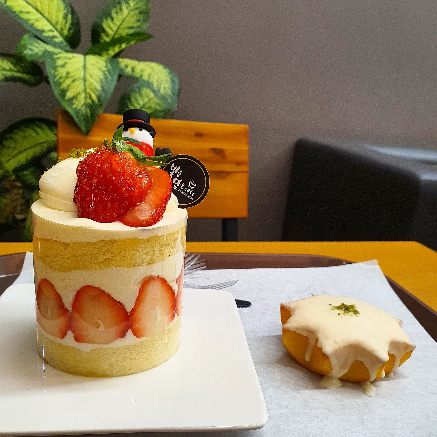 #물왕저수지카페 #빛담카페 
☕️🍰☕️🍰☕️🍰

ㄹㅇ 디저트처돌이,,, 디저트 좀 적당히 먹어야 하는데 카페에 다채로운 디저트 보면 바로 눈돌아감 ㅠㅠ 카페 최고

물왕저수지를 엄청엄청 많이 가는 편인데(밥먹으러) 그 때마다 가는 카페예요! 물론, 여기저기 카페탐방 좋아해서 다른 카페들도 많이 가봤지만 여기만한 카페가 없어서 결국 여기로 옵니다,,, 여기가 진짜 괜찮아요

오늘은 #프리지에케이크 가 있길래 케이크랑 별모양 #레몬파운드 뇸뇸했습니다 ㅎㅎ 프리지에는 말해뭐해,, 부드러운 크림이랑 딸기는 항상 옳아요🐥 파운드도 퍽퍽하지 않고 적당히 새콤함과 달콤함이 어우러져 맛있게 먹었어요

📍#빛담
📍딸기프리지에 (가격 기억안남)
상큼촉촉별빛빵 3,800

#먹스타그램 #맛스타그램 #카페추천 #카페스타그램 #카페투어 #디저트그램 #디저트 #케이크 #레몬파운드케이크 #내돈내산 #좋반 #좋아요그램 #좋아요반사 #물왕저수지