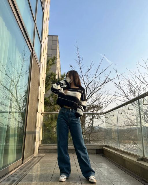 주미 on Instagram: "#협찬 @philogram_official 
.
제품명: April wide denim pants
사이즈: S,M,L,XL
.
필로그램에서 너무 이쁜바지를 제공해주셨습니다 !!
.
디자인,색상,핏 다 너무 이쁘고
얇지도 않고 너무 두껍지도 않아서
봄,여름,가을,겨울 사계절에 입기 좋은 데님팬츠 입니다.

✔️스트레이트 일자로 떨어지는 핏감
✔️필로그램 독점 원단만이 가지고있는 딥하고 고급스러운
진청 워싱 컬러
✔️적당한 두께감으로 사계절 코디

필로그램에 더 많은 이쁜 옷들 많으니 한번씩 구경해보세요 !!
.
#협찬 #협찬환영 #광고 #이벤트 #필로그램 #제품제공 #제품협찬 #데님팬츠 #와이드팬츠 #와이드데님 #진청 #진청바지 #진청데님 #데일리룩 #데일리패션 #데일리룩코디 #dailylook #ootd #ootdfashion #06 #06년생"