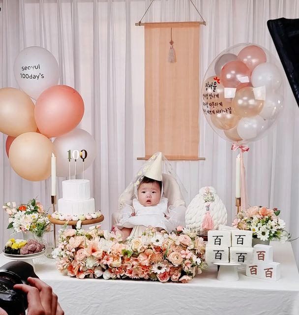 •떠유리⭐️ on Instagram: "#100일상 

집에서 치룬 백일잔치
너무이뻤던 #메이앤튤립 백일상

따로 성장앨범을 안해줬지만 
서율이 고모부가 조명까지 들고와서
촤라라라락 이쁜사진 100만장 찍어주기"