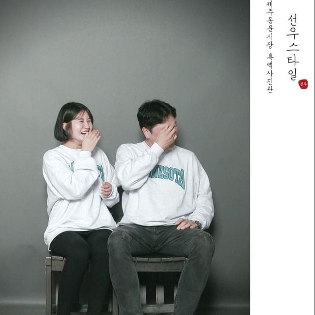 김새롬 on Instagram: "제주도 흑백사진관
보정하나 없이 날 것 그대로의
자연스러운 모습이 예쁘고 좋다
@sunwoost 

#제주도 #제주도여행 #동문시장 #제주도사진관 #흑백사진 #사진관 #감성사진 #사진맛집📸 #선우스타일 #흑백필름 #태교여행 #태교여행중 #태교사진찍기 #추억만들기 #임산부스타그램 #임신기록 #5개월임산부 #일상스타그램 #여행사진 #여행스타그램✈️ #여행룩 #커플티 #신혼일상 #신혼부부"