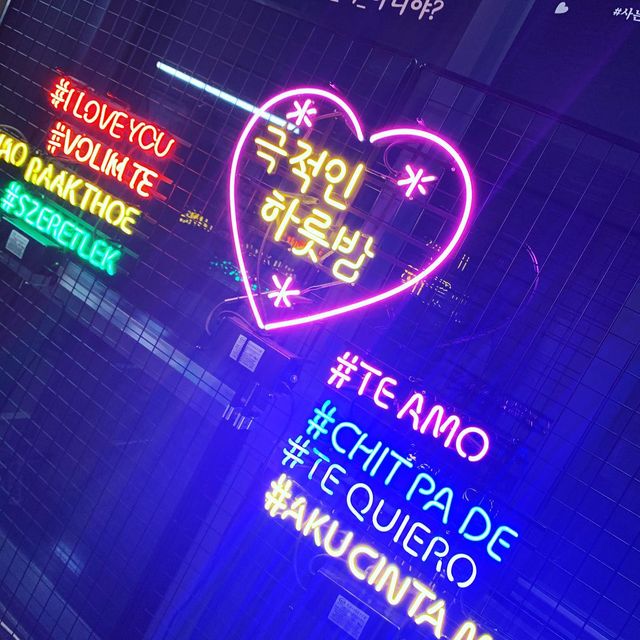 김새롬 on Instagram: "-
퇴근 후 대학로 나들이💕
넘나 잘생긴 남주와 여신미모 여주 
웃다 배꼽 빠질 뻔 했던 연극+뜻밖에 선물🎁
.
#극적인하룻밤 #황성준 #연극 #대학로
#박새난 #여신 #대학로 #선물 #즐거운 #하루도 #마무리 #문화생활
#두배우 #환상의커플 #케미"