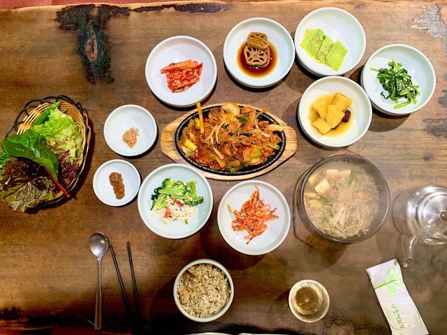 김새롬 on Instagram: "제주여행 중 먹부림💕
맛있는게 너무 많은데.. 혼자라서
다 먹을 수가 없다는게 슬퍼진다😭
.
#제주도맛집 #제주밥집 #제주도여행 #제주도🌴 #낭뜰에쉼팡 #흑돼지제육볶음 #혼자여행 #혼자여행하는여자 #먹스타그램 #여행스타그램"