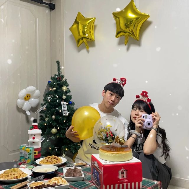 @so_on_fun on Instagram: "#협찬
🍊이랑 연말 홈파티하기😊
😉내가 요리하고
🍊이가 풍선 불고 예쁘게 꾸미고 
@freshmeal.gaeguem에서 산 맛난 밀키트로 하니까 요리 4가지 하는데 1시간도 안걸림 ㅎㅎ

요리하고 같이 사진찍고 맛있게 밥 먹고 나서
우리결혼했어요 게임하기🤭

커플끼리 하는 게임이라 싱글들아 미안..😢

✅1막~10막까지 10가지 단계로 나눠져서 썸부터 연애초, 연애중 생길 수 있는 고민, 프로포즈, 결혼준비, 신혼, 결혼생활, 노후까지..

(이 게임하면서  느낀 것..
우리는 아직 3단계 밖에 안된다는 사실...
아직 우리가 같이 할 것들이 이렇게나 많구나 하면서 엄청 설레고 기분 좋은 상상 하게 돼 ☺)

✅게임하보면 연인 하트가 0이 되면 기분 좋게 해줘야 해서 미션을 하는데 이게 약간 벌칙같은거라 안아주기, 뽀뽀하기같은 벌칙인가 싶은 것도 있는데 3인칭 애교같은 부끄러운 것도 있다..ㅋㅋㅋㅋ
이거 걸렸는데 진짜 너무 부끄러워서 죽을뻔...

✅보드게임 많이 하는 사람들은 알겠지만 보드게임은 손에 계속 쥐고 있는거라 카드나 박스가 튼튼해야 오래 쓸 수 있는 법.
박스도 딴딴하고 카드 코팅도 잘 되어있어서 오래 오래 쓸 수 있을거 같다.
디자인도 너무 귀염뽀작하지도 않고 지나치게 화려하지도 않아서 두고두고 하기에도 부담없는 예쁜 디자인인거 같아

최대 3커플까지 가능해서 다른 커플들이랑 같이 하면 진짜 재미있을 듯 ㅎㅎ
다음에 다른 커플들이랑 같이 해봐야지 😝😝

#대화게임 #카드게임 #연인게임 #사랑게임 #소통게임 #커플게임 #보드게임 #보드게임추천 #연인 #대화 #질문카드 #커뮤니케이션 #커플 #부부 #신혼 #대화카드 #공감카드 #커플아이템 #커플문답 #커플질문 #연인질문 #연애 #연애필수템 #결혼 #결혼선물 #결혼게임 #결혼준비 #우리결혼했어요 #우리결혼했어요게임으로

제품구매는 여기
https://smartstore.naver.com/mindplay/products/6807638607"