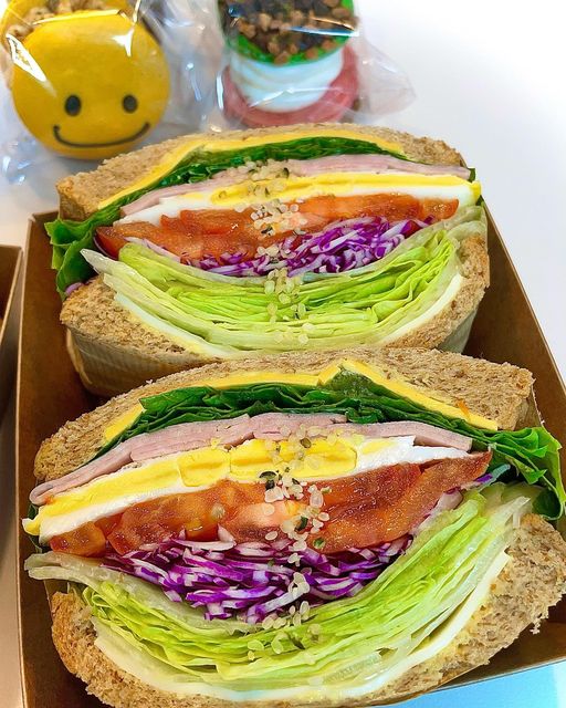 임윤숙 on Instagram: "#협찬 #아임소정 [천안 두정동 카페] 
든든한 한 끼를 책임져줄 샌드위치 맛집 🥪☕️ 

🔍 상호명 : 아임소정
✅ 주소 : 충남 천안시 서북구 두정로 112 태영빌딩 101호
✅ 전화번호 : 010-4045-0500 / 041-414-0555
✅ 영업시간 : 10:00-21:00

착한 가격에 좋은 퀄리티를 자랑하는 곳이에요
✔️테이크아웃 / 배달 / 매장 내 취식 전부 가능해요
인테리어도 깔끔하고 지금은 크리스마스 분위기로 
귀엽게 꾸며놓으셨어요 🎅🏻🎄

🍽 통밀 당근 라페 샌드위치 5.0
🥕당근 라페🥕 아삭아삭+상큼해서 프레시하고
다른 야채들과 어우러져 아주 매력적인 맛이에요
색다로운 맛을 원하시는 분들은 당근 라페 추천🌟🌟🌟

🍽 통밀 햄 치즈 샌드위치 5.0
통밀빵 사이에 두 가지 종류의 치즈, 햄, 토마토, 계란, 채소를 아끼지않고 푸짐하게 넣어서 만들어주셨어요
신선한 채소와 적당히 짭짤한 햄 치즈를 같이 먹으니까 
간이 딱 맞아서 맛있어요

🍽 아메리카노 3.5
깔끔하고 고소한 아메리카노☕️ 
자고로 브런치라 함은 커피가 빠질 수 없죠❕
커피, 논커피, 티, 생과일 주스 등 
다양한 종류의 음료를 판매하고 있어요

🍽 수제 뚱카롱 2.7
마카롱뿐만 아니라 다쿠아즈, 스콘 등의 
다양함 디저트도 판매 중이에요
샌드위치 먹고 후식 마카롱으로 달달하게 마무리 해야죠😄
아이들이 좋아할 만한 캐릭터 마카롱도 무려 20종이나
주문하면 냉장고에서 바로 꺼내주세요~

샌드위치&샐러드 맛집으로 이미 소문이 나서 
단체 주문을 많이 받으시더라고요❗️
케이크 주문 제작과 마카롱도 단체주문 받으시니까 
인스타 참고해 주세요😃😃😃
⬇️⬇️⬇️⬇️⬇️⬇️⬇️⬇️⬇️⬇️⬇️⬇️⬇️
@sojung_gongbang1
@im_sojung1

#천안마카롱 #천안디저트 #천안카페 #천안디저트카페 #천안브런치카페 #브런치 #샌드위치 #샌드위치맛집 #천안단체주문 #천안카페추천 #두정동카페 #천안커피맛집 #마카롱 #맛집 #카페 #맛집스타그램 #먹스타그램 #푸드스타그램 #메타체험단 #좋아요 #일상 #맛집추천 #맛집탐방 #먹부림 #먹스타 #먹팔환영 #먹팔맞팔 #띵굴맛보당2기지원"