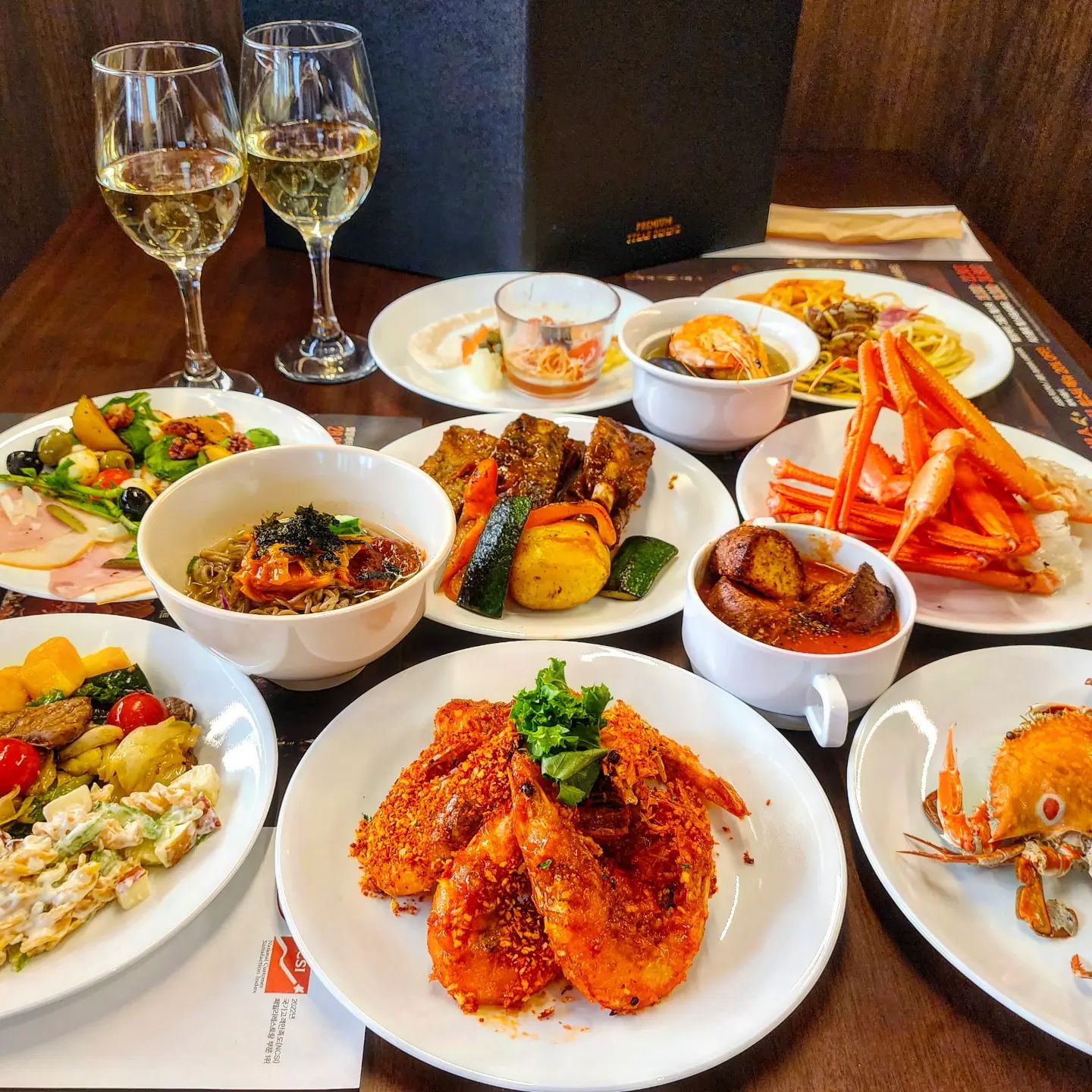 #광고
오늘의 맛자랑은 VIPS 😍 #협찬
대학교 때 참 좋아했던 빕스, 벌써 너무나 오래전 이야기긴 하지만요 😂

이번에 빕스 프리미어 송도점이 오픈해서 기쁜 마음으로 방문을 했습니다.🎉
들어가자 마자 넓고 모던한 홀이 한눈에 딱 들어오는데 연말 연시 모임으로도 너무 좋을 것 같아요.

자리를 잡고 쭉 둘러보니 이번 겨울 퍼펙트 윈터 파티로 다양한 메뉴들이 리스트업 되어서 씨푸드가 엄청나더라구요?😍 거기다 무제한 와인 이라니요??
다들 아시겠지만 저 해산물 & 와인 러버잖아요! 이렇게 딱 맞는 뷔페가 있다니.. 세상 감격🥰

맥주는 전매장 올데이, 와인은 테스트업+, 프리미어 매장에서 올데이 제공!

📣 시작은 지중해식 씨푸드 스튜, 리스 카프레제, 비프 샐러드, 망고 샐러드, 프라이드 오이스터, 훈제연어와 스파클링🍾 이번 시즌에만 즐길 수 있는 한정 페냐솔 화이트 브뤼 스파클링 와인 준비완료👍
가볍게 엔트리로 시작하기 좋은 메뉴들이라 스파클링과도 찰떡!

📣 볼케이노 갈릭 슈림프와 홍게, 지중해식 씨프드 스튜와 화이트와인 페어링해서 먹으니 두잔 순삭, 볼케이노 갈릭 슈림프는 매콤한 게 맛있어서 혼자 열마리는 먹은것같아요🤭

지중해직 시푸드 스튜는 게, 새우, 홍합등 다양한 해산물과 채소로 맛을내 진한 감칠 맛과 깔끔한 국물 맛이 일품인 겨울 특선메뉴에요

📣 바베큐 폭립, 구운 야채, 바비큐 포크와 레드 와인 곁들였는데 구운야채들과 고기들 조화가 좋았구요! 
아직도 먹고싶은게 많은데 왜 배가 부른지 야속한거있죠..
그래도 멈출수 없으니까 간단하게 피치 부르스게타와 햄&치즈 카르파쵸로 와인한잔 더🍷

피치 부르스게타는 크림치즈를 바른 브리오슈 브레드에 구워낸 복숭아, 루꼴라, 호두정과를 올린 핑거푸드에요, 여기에 햄& 치즈 카르파치오는 담백한 치킨 브레스트 햄과 짭쪼름한 포크 햄 조합으로 가볍게 와인과 먹기 좋았어요

마지막으러 디져트로 앙버터 붕어빵과 와플까지 아주 제대로 먹고 나왔습니다🤗

음식과 와인 페어링 좋아하신다면 한번씩 들려 보시는 거 추천드립니다😊

잘먹었습니다 #빕스

TMI - 로봇 벨라가 자리도 안내해주고, 접시도 치워주러 오고 귀엽다 너

📍샐러드바 1인 - 49.5

🏠 인천 연수구 송도과학로16번길 33-1 트리플스트리트 A동 2층

#맛자랑 #빕스신메뉴 #빕스퍼펙트윈터파티
#연말모임장소 #연말모임장소추천 #외식추천 #와인무제한 #빕스송도점 #쀼의맛집탐방