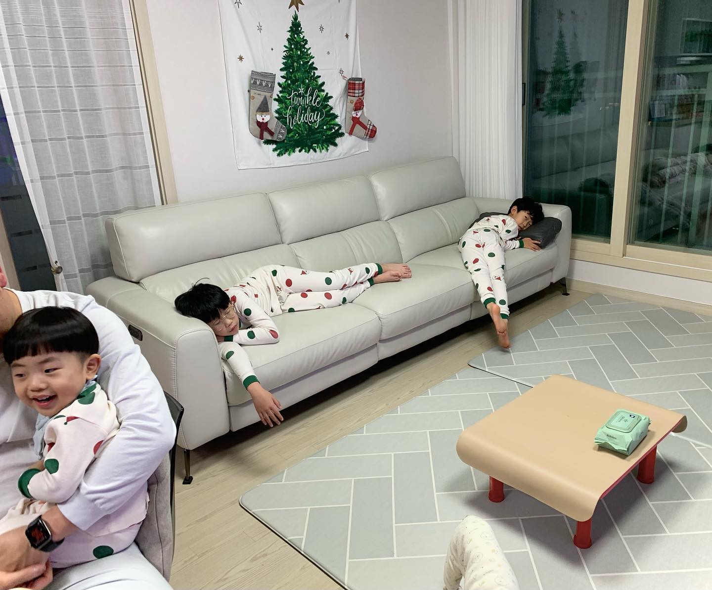 크리스마스의 귀여미 넷 🎄🎅🏻 👬🧍‍♂️🐶

#merrychristmas #커플룩 #육아맘