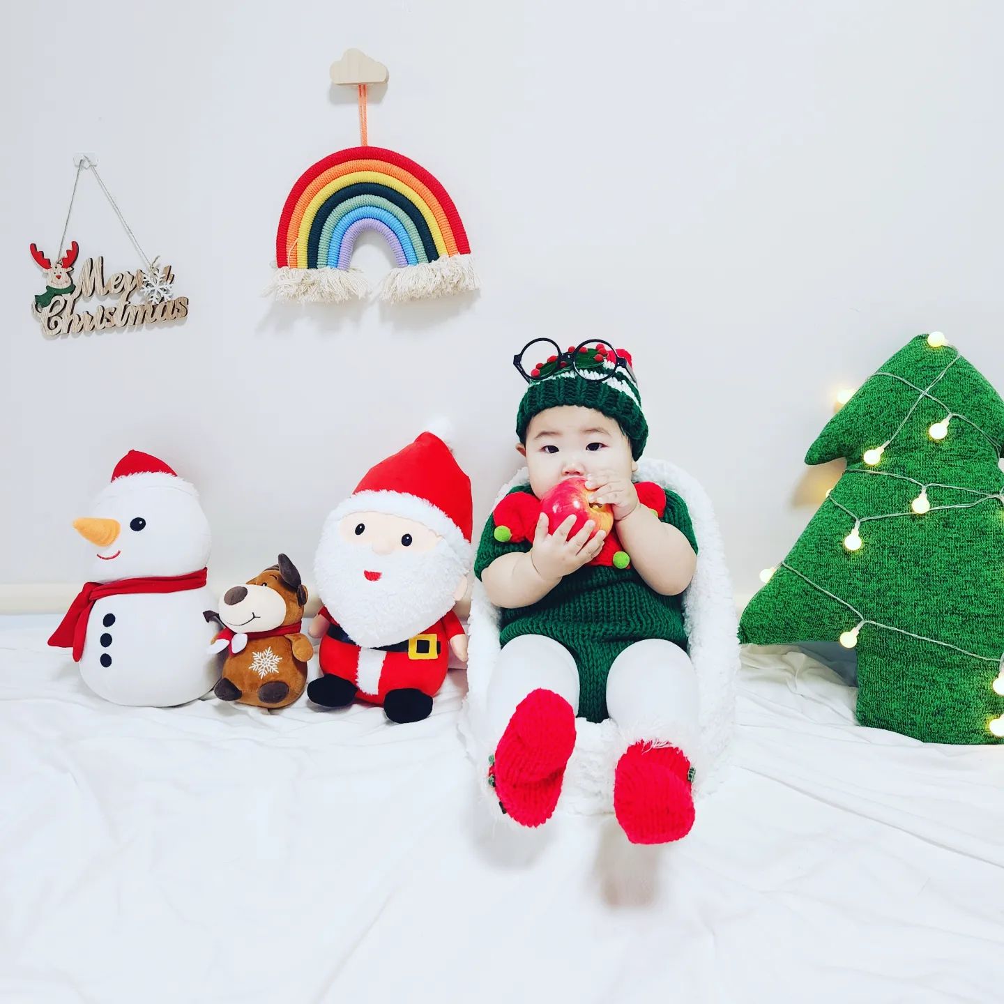 #안녕하세요 투준이 입니당👶

내가 독감 걸려서 
이준이 200일도 못챙기고 엉망이었는데
예은이네 놀러갔다가 덕분에 인형놀이~
우리 똥똥이 벌써 10키로 98%찍으시고
볼이 터져나갈것같당 : ) ㅋㅋㅋㅋㅋ
.
정신차리고 보니 벌써 200일도 넘어갔군
둘째는 원래 이런건가 
시간 순삭이네 ㅎㅎㅎㅎㅎ 
.
이준이 첫 크리스마스겸 이백일겸 
친구랑도 예쁜 사진 찍은날
.
#이준이👶 #200 #200일 #첫번째크리스마스
#셀프사진 #셀프촬영 #친구네집 #200일기념
#호랑이띠아기 #22년생아기 #공동육아기념
#육아일기 #인스타 다시 해보겠음 ㅋㅋㅋ