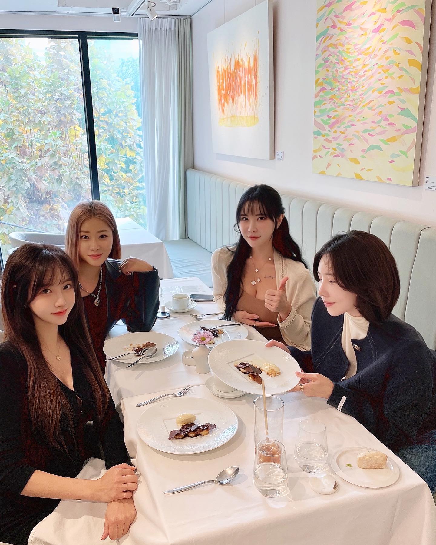 🤍
지니 여니 내 절치니 둘과
내가 넘 팬인 고운언니랑‎☺️ෆ

에빠뉘에서 런치타임 🍽️💗

#에빠뉘 #청담 #청담맛집
#파인다이닝 #코스요리
#미쉐린가이드 #미슐랭가이드