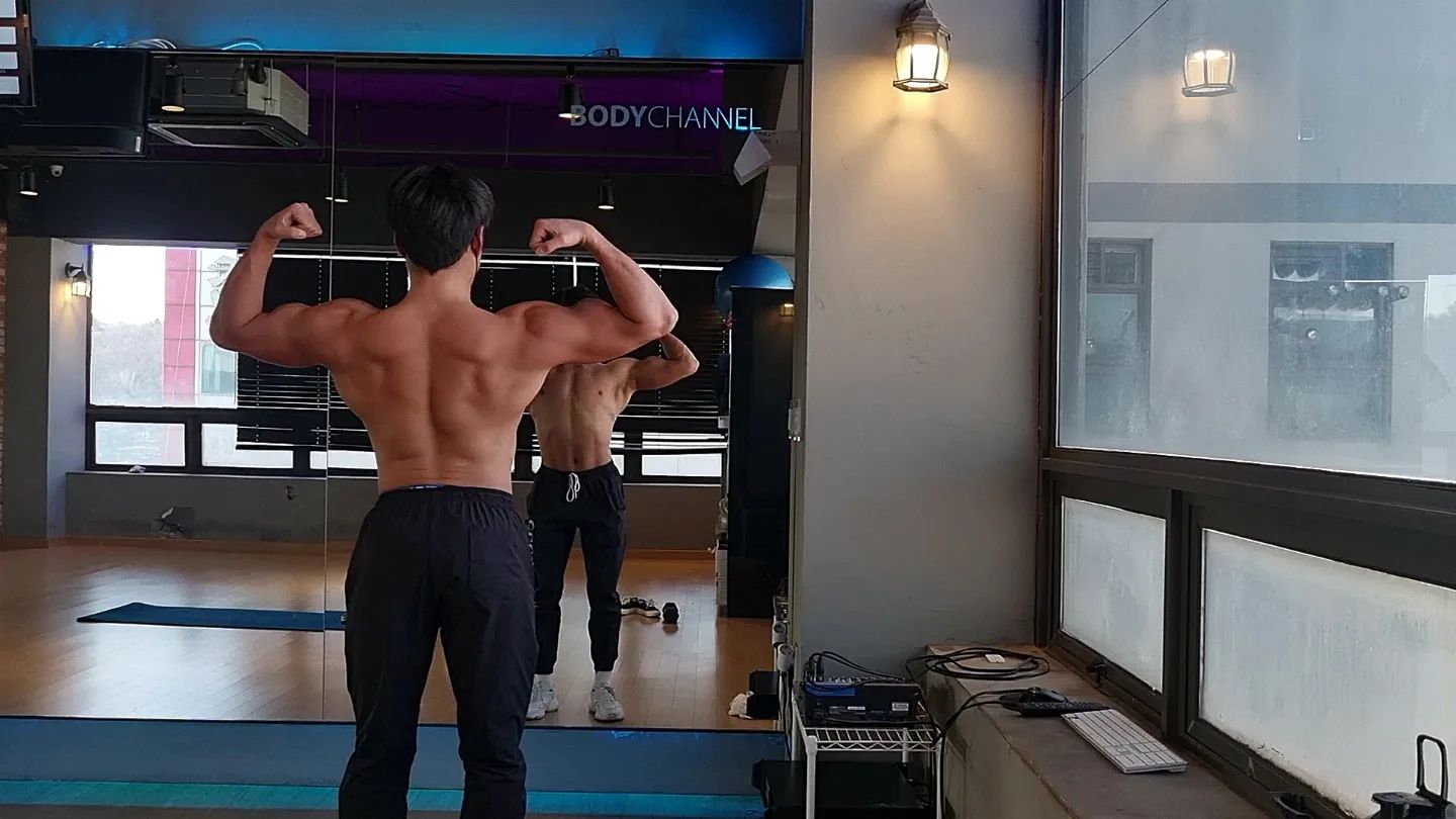 #오운완 #바디채널 
어깨+팔💪하고 포즈는 왜 빽포즈⁉️
22년 얼마 안남았네 다들 화이팅🔥
.
.
.
#운동일지 #운동기록 #운동소통 #운동하는남자 #운동하는여자 #운동스타그램 #헬스 #헬스타그램 #헬린이 #바디체크 #눈바디 #일상 #좋아요 #좋아요그램 #좋아요반사 #좋아요테러 #좋반 #좋반테러 #선팔 #선팔맞팔 #맞팔 #맞팔환영 #맞팔해요 #셀피 #셀스타 #사진 #사진스타그램