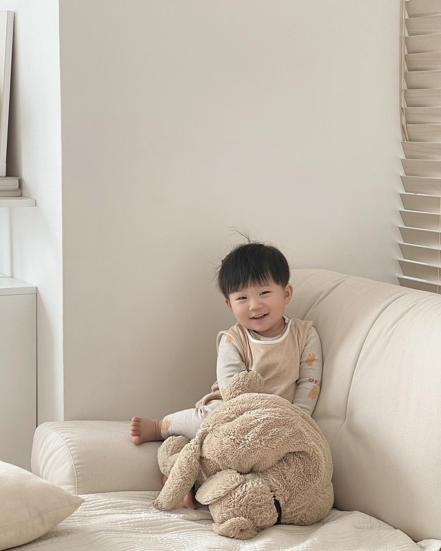 귀여운 잔머리🌱
둘찌 방학 2일차
형아 유치원가고 엄마랑 집콕 데이트중 🤎
방학한지 20일 된 것 같은데 아직 2일이라니 !

밥 주랴 일 하랴 놀아주랴 정리하랴 내 몸이 열개라도 모자라지만 눈만 마주치면 웃어주는 둘찌 덕분에 엄마 텐션은 쑥쑥 오른다 :)