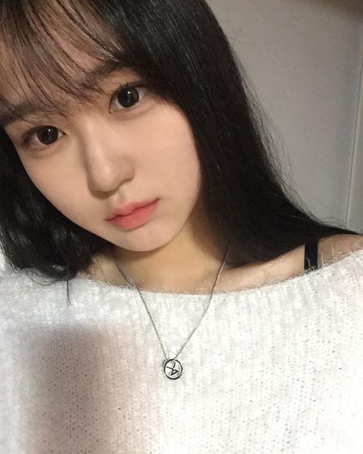 최한울 on Instagram: "#협찬 쿨톤, 웜톤, 뉴트럴톤 모두 잘 어울리는 mlbb 컬러에요! 입술 굴곡에 맞춘 어플리케이터로 섬세한 립 연출 가능해요! 전 501호 서울엘프 연하게 발색했어요 #나티스 #NA