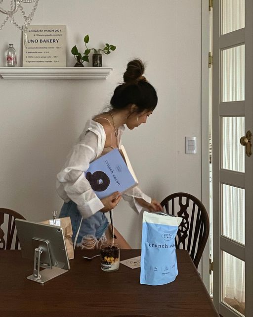 꼰쥬씨네🏡 전원주택 | 홈인테리어 | 리빙 on Instagram: "#제품제공
내일 폭풍비가 내려도 놀러가겠다는 의지는 아무도 막을 수 없다며ㅋㅋ 그래서 오늘 저녁은 크런치카카오+복숭아+요거트 조합으로 든든하지만 가볍게 먹어주기🥄

과자 끊고 사는(?) 낙이 없어서 슬펐는데 바삭바삭 왤케 맛있는지 야곰야곰 꺼내 먹고 기분 좋아졌어요?ㅋㅋ
고단백 저칼로리라 씨리얼 한사발 먹고 추가 리필 고민할 필요 없어서 몹시도 행복하네요🫣

@phytoflake_official 
#파이토플레이크 #카카오크런치 #무설탕 #식물성단백질 #라이프스타일 #아침식단 #다이어트시리얼"