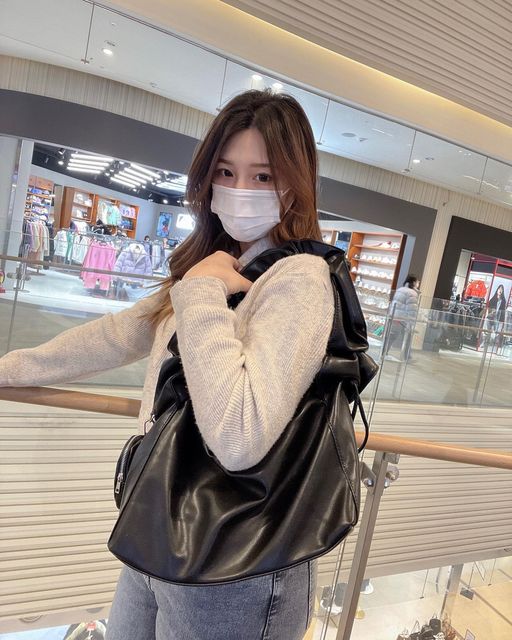 사랑해서 여행하는, ෆ응둥커플ෆ on Instagram: "#협찬광고 [론네바이론 제트D링]

📌기존 제크백에 D링 업스레이드버전
📌스트랩셔링으로 유니크함 연출 가능

D링이 업스레이드 되면서 미니포켓을 D링에 달면
작은 소지품들을 따로 넣을 수 있어 좋아요❤️
스트링을 조이게되면 유니크하게 착용되지만
조이지않으면 크로스백으로도 사용 가능해서
여러 연출이 가능해서 질리지않고 
여러옷에도 다 포인트가 되어요😝

부드러운 가죽에 가벼워서 데일리로도
굉장히 자주 손이가는 가방이에요❤️

#론네바이론#제크백#셔링백#숄더백#크로스백#주름백#OOTD#데일리가방"