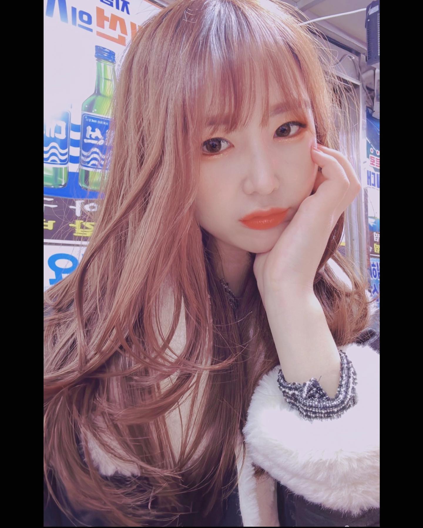 #협찬 큰 맘 먹고 생애 첫 레이어드 컷 🥸 음 휑훼
.
.
손상이 너무 심해서 컨디셔너에 에센스 필수였어서,, 코코로 블루에서 클리닉 받으면서 동시에 커트! 머릿결이 너무 부드러워져서 완전 만족 ! 그 동안 다녔던 헤어샵이 불친절한 게 절대 아니었는데 디자이너 샘한테 너무 귀빈 대접 받아서 ㅋㅋㅋㅋ ㅋㅋ 놀랐던 ,, ! 저는 염색을 주기적으로 하는 편인데 앞으로는 코코로 블루에 갈 예정이예요 ! 완전 추천 ! 🥰
.
.
.
.
#레이어드컷 #데일리룩 #일상 #ootd #셀스타그램 #selfie #셀피 #selca #ffff #lfl #김해미용실 #내외동미용실 #코코로블루 #김해머리잘하는곳 #김해염색 #김해디자인컷 #김해여자머리 #김해미용실추천 #장유미용실 #율하미용실