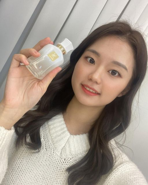 이수연 on Instagram: "#광고 [Scelmar 셀마르] 오 드 퍼퓸 몽 리스(1개) + 셀마르X그레이프랩 콜라보레이션 페이퍼백 사용해봤습니다! 중성적인 향이라 선물용으로도 추천해요👍🏻 💚https://www.sce