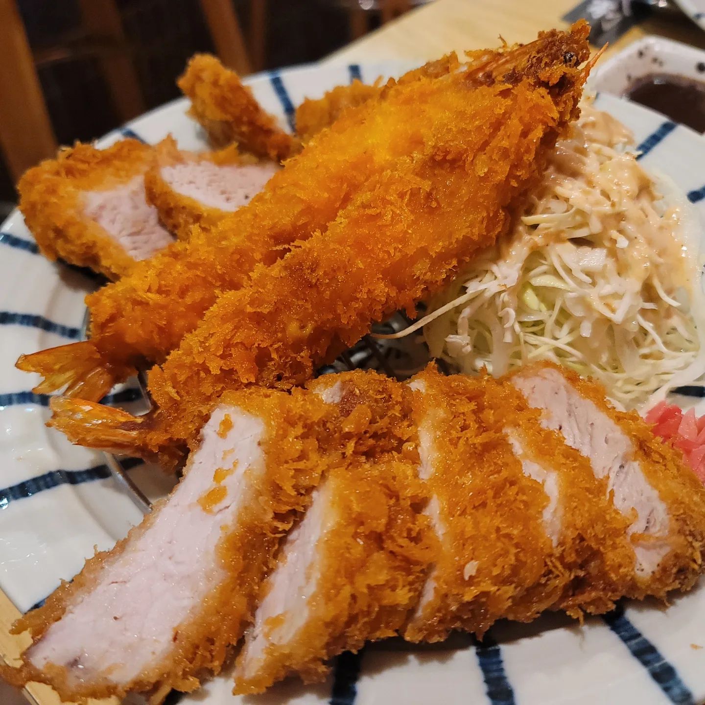 #협찬 <유메노키친>
겉바속촉을 제대로 느낄 수 있는 아늑한 돈까스 맛집 

오리역 7번 출구 부근에 있는
<유메노키친>에 다녀왔습니다! 

역에서 나오자마자 바로 옆 건물에 위치해 있어 접근성도 너무 좋았고 

입구에서부터 느껴지는 아늑한 분위기가 정말 마음에 들었습니다🥰 

메뉴는 하나만 고르기 힘들정도로 먹고싶은 것들이 정말 많았어요! 

한가지만 고르기 힘들어 여러가지를 한번에 먹을 수 있는 모듬카츠를 시키고 

유메노키친의 카레맛도 궁금하여 안심카츠카레도 같이 주문해보았습니다😄 

주문 후 사장님께서 장국, 김치 그리고 돈까스에 찍어 먹을 수 있는 것들을 주셨는데 

소금 와사비 소스 세가지로 구성돼 있었습니다 

전부 돈까스에 잘 어울리는 것들로만 구성돼 있어서 너무 좋았어요 ㅎㅎ 

개인적으로 돈까스를 와사비 조금 얹은다음 
소금에 살짝 찍어 먹는것을 정말 좋아하는데 
그게 가능해서 너무 좋았습니다😍 

모듬카츠는 안심, 등심 그리고 새우튀김으로 구성 돼 있었는데 양이 정말 푸짐했어요! 

보통 돈까스 하나 시키면 먹고나서도 배가 고픈데
유메노키친은 다먹고 나니 정말 배부르더라구요😆

🎈등심 - 씹는맛이 너무 좋았어요
겉은 바삭한데 안에 있는 등심고기는 씹을수록 담백한맛이 계속 살아나 너무 좋았습니다 

첫입은 바삭해서 좋고 이후엔 씹을수록 고기 맛이 더 살아나서 좋더라구요 

등심의 장점을 제대로 살린 등심카츠 였어요😍

🎈안심 -  등심이 씹을수록 맛있는 맛이었다면
안심은 겉은 바삭하고 속은 녹아내리는 식감이었어요 

한입 베어 물자마자 고기가 너무 부드러워서 말 그대로 녹아 사라지는 그런 맛이었습니다 

살면서 먹어보았던 안심들중에 가장 부드러웠어요😄

🎈새우 튀김 - 크기에 한번 놀라고
바삭함에 두번 꽉 찬 속살에 세번 놀랐습니다 

한입 베어 무는데 바삭함과 동시에 통통한 살이 씹혀 입안이 너무 행복했어요 

속살도 통통하기만 한게 아니라 촉촉함까지 같이 느껴져 너무 좋았습니다 

모듬카츠 메뉴 하나로 등심의 씹는맛도 즐길 수 있었고 안심의 부드러움, 새우튀김의 통통하고 촉촉바삭한 맛도 느낄 수 있어 정말 만족했어요😍

🎈안심카츠카레 - 밥위에 안심카츠와 카레가 얹어져 있는 간단한 구성입니다. 

기본이 완벽하면 간단한 구성으로도 깊은 맛을 느낄 수 있게 해준다는걸 알게해준 유메노키친의 안심카레카츠 

카레는 은근 호불호가 갈릴수 있는 음식인데
유메노키친의 카레는 호불호가 갈리지 않을
깔끔한 맛이었어요 

거기에 부드러운 안심이 더해지니 카레와 같이 먹을때 고기가 따로 놀지 않고 카레와 잘 어우러져
너무 맛있었습니다🥰

그리고 먹기전에 사장님께서 돈까스 맛있게 먹는 방법도 알려주셔서 더욱 맛있게 먹었어요 ㅎㅎ 

멀리서라도 또 오고싶을 정도로 정말 맛있게 먹었던 <유메노키친> 

돈까스가 먹고싶은 날엔 또 유메노키친에서 먹는걸로🔥

❤모듬카츠/16,500원
❤안심카레카츠/14,000원
❤경기 성남시 분당구 성남대로 51 (구미동) 116호
❤영업시간 : 월-금 11:30~23:00/토 11:30~22:00

#분당맛집 #오리역맛집 #돈카츠맛집 #돈까스맛집 #유메노키친 #일본식돈카츠 #돈까스 #튀김 #새우튀김 #성남맛집 #카레 #일식 #먹방 #먹스타맞팔 #먹스타 #맛스타그램 #맛집 #일상 #데이트 #맞팔 #먹팔