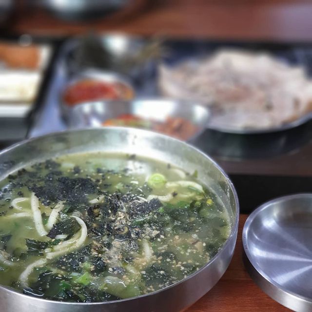 김미소 아름다울美, 밝을昭 , estp on Instagram: "저녁 다들 맛있게 드셨나요 ! 저의 오늘의 메뉴는 #보말칼국수 😉 가장 좋아하는 면 요리 중에 라면과 맞먹는다는,, ❤ 김밥이랑 먹어도 너무 맛있죠?  ٩(•౪•٩)三 뜨끈한 국물에 쫄깃한 면발! 해장으로 제격이예요 ❤ 제주도에 가면 또 먹을 거예요!! 계속 먹을거야! 😳
.
. #모슬포맛집#보말칼국스#제주보말칼국수#제주흑돼지#제주흑돼지맛집#제주도맛집#제주맛집#서귀포맛집#모슬포항#제주먹방여행#제주도핫플#제주맛집추천#모슬포밀면#산방산맛집#jejuisland#jejufood #ad"