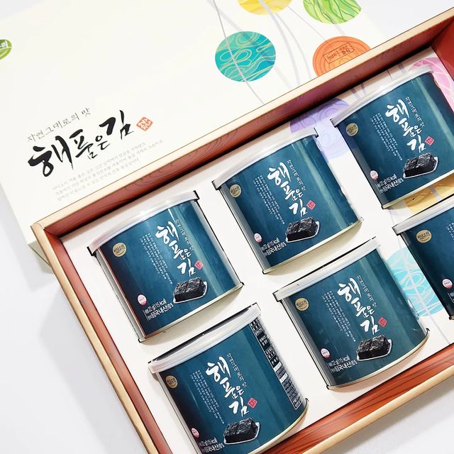 윤쓰맘82 on Instagram: "#광고

밥상 위 사이드메뉴였던 김이 바다소리 해품은김으로 바꾼뒤부터 메인메뉴로 등업했습니다

바.삭.한 식감에 깔끔한 맛이 굉장히 고급스러운 느낌이였는데요 짜지않으면서도 감칠맛이 있어 그냥먹어도.밥과 함께 먹어도 너무 맛있었어요

캔에 들어 두고두고 먹어도 눅눅해지지않고 바삭함을 그대로 유지해주어 좋더라구요

선물포장도 완벽!! 고민중이였던 명절선물도 해품은김이 해결해주었어요♡

https://bit.ly/3EURoUG

#김선물세트 #곱창김선물세트 #선물세트 #명절선물 #명절선물세트 #명절선물추천 #설날선물 #설날선물세트 #설날선물추천 #단체선물 #기업선물 #거래처선물 #임직원선물"