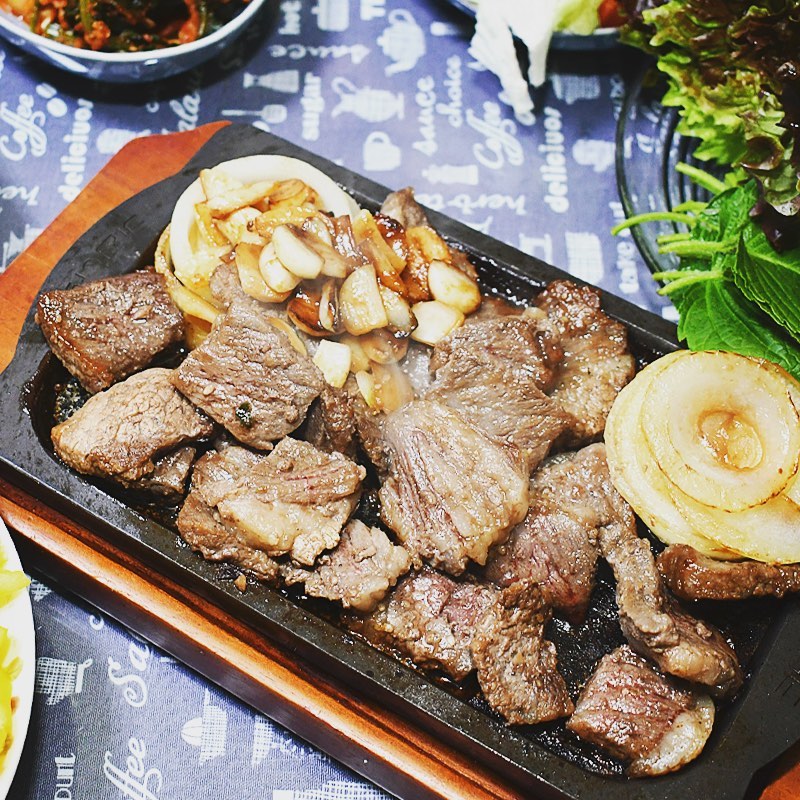 #협찬 #양희경갈비살 #반기수라 #갈비살 #특수부위 #소고기 #갈비살구이 #갈비살명가 #고기반찬 #소고기구이 #소고기부위 #양념구이 요즘엔 집밥전도사로 더 유명한 양희경 배우님이 소개하는, 반기수라 갈비살 명가 양념 소고기를 맛나게 구워서 든든한 저녁 반찬으로 맛보았어요.마블링 좋은 고기만 받을 수 있는 USDA 초이스 등급의 고급 부위 소갈비살을 10mm 이내로 먹기 좋게 스페셜 커팅을 해서 식품 명인 안동 제비원의 전통 특제 간장과 국내산 채소와 과일로 만든 반기수라 특제 양념으로 더해져셔 깊고 깔끔한 맛을 전해주는 갈비살 명가 양념갈비였어요. 양념이 간간하니 딱 알맞게 잘 배어서, 톡톡 터지는 육즙과 너무 잘 어울렸어요.과하지 않게 고르게 퍼진 지방 부위도 깔끔하니 전혀 질기지 않고 야들야들한 살코기가 최고였어요!홈쇼핑에서 12월 26~12월 30일까지 방송 중이라고 하는데요. 판매사 공식 쇼핑몰에서 확인해 보면 다양한 제품을 더 많이 찾아보고 혜택도 받아 볼 수 있겠어요!