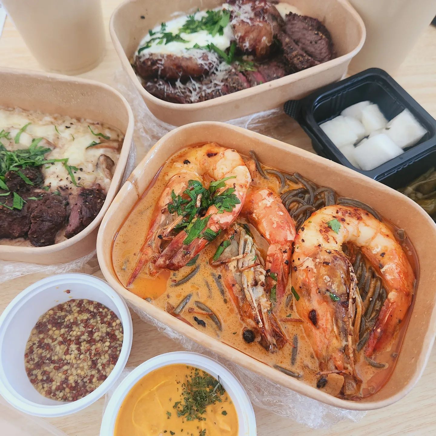 나가기 너무 추워서 집에서 시켜먹은 스테이크 세트 였는데 너무 맛있어서 추천해요!

성남 롯데시네마 건물 2층 임쉪키친 인데 역시 매장에서 먹는게 퀄리티가 더 높아요
회사에서 주중에 하루는 자주 가서 먹었어요😆

배달도 퀄리티가 떨어지지 않아요 
왕큰 새우 3마리에 감동이고, 스파게티 면도 뿔지말라고 단단한 면으로 요리 하셨더라구요

집에서 퀄리티 높은 파스타, 스테이크 배달해서 드시고 싶으시면 임쉪키친 괜찮아요!!

메뉴 : 하우스스테이크 / 목살필라프 / 쉬림프로제파스타