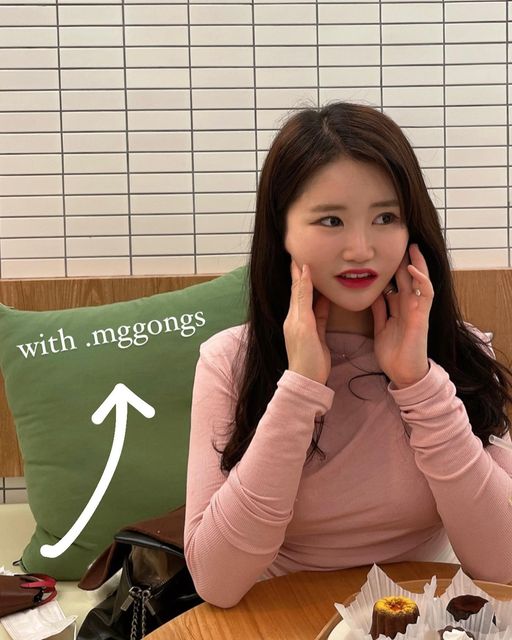 혜린 on Instagram: "내 얼굴살 어찔거야아앙!! 🤣 다들 크리스마스 잘 보내셨나요 ? 🧑‍🎄🤶전국적으로 폭설이 쏟아져서 걱정이더라구요 ㅜㅜ 하지만 눈은 넘 예쁜걸 ,, 🎄☃️🤍